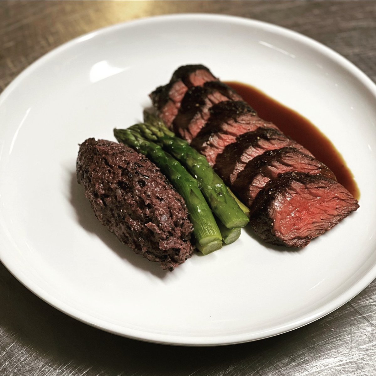 Who doesn't love a properly cooked steak! Come try our Hanger Steak from our new menu, sure to become an instant favorite. We're open today 5:30pm-10pm. 

Hanger Steak (Sous Vide) | Black Rice Grits | Asparagus | Port Wine Sauce

For reservations newportbeachsideresort.com/food-drink/kit…