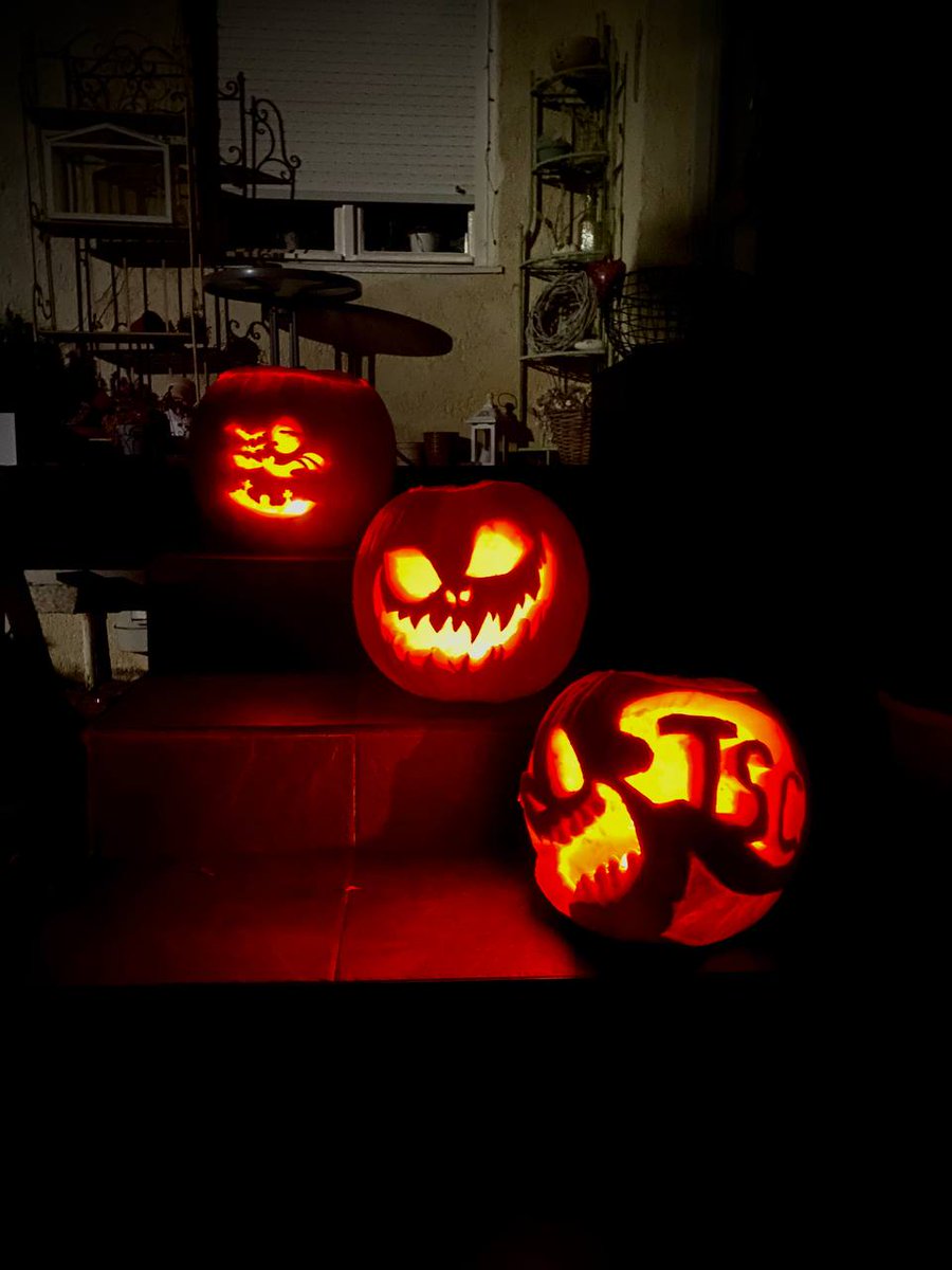 PBundzelova's tweet photo. Had a hard time deciding on what to actually carv not only for the competition, but especially for fun.... now I am beyond happy how well it worked out even though it was a piece of work 👻💀@ToxicSkullsClub #TSCpumpkin https://t.co/65TbHHpH5H