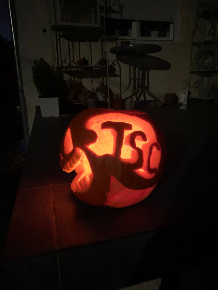PBundzelova's tweet photo. Had a hard time deciding on what to actually carv not only for the competition, but especially for fun.... now I am beyond happy how well it worked out even though it was a piece of work 👻💀@ToxicSkullsClub #TSCpumpkin https://t.co/65TbHHpH5H