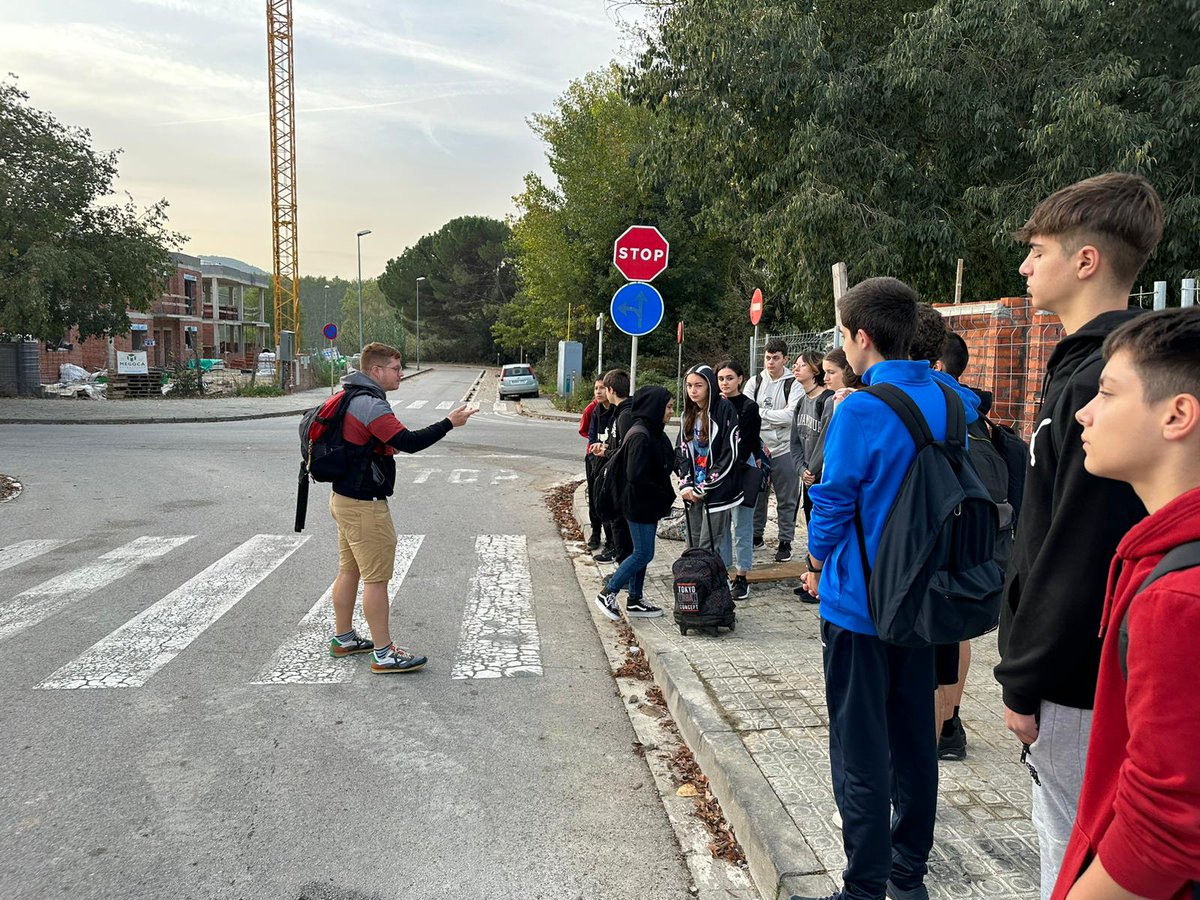 ABrullFdz's tweet photo. Avui els alumnes de 4t ESO del @IEPallerola hem sortit de l'aula per visitar diferents habitatges en construcció.

#tecno #Tecnologia #steam #sompallerola #sortimdelaula https://t.co/ReWbPD4JEL