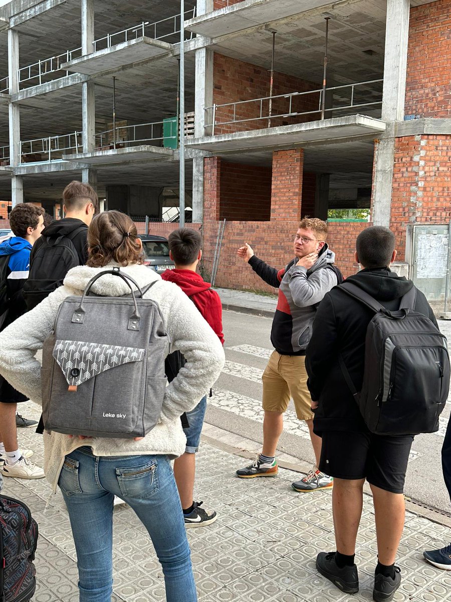 ABrullFdz's tweet photo. Avui els alumnes de 4t ESO del @IEPallerola hem sortit de l'aula per visitar diferents habitatges en construcció.

#tecno #Tecnologia #steam #sompallerola #sortimdelaula https://t.co/ReWbPD4JEL