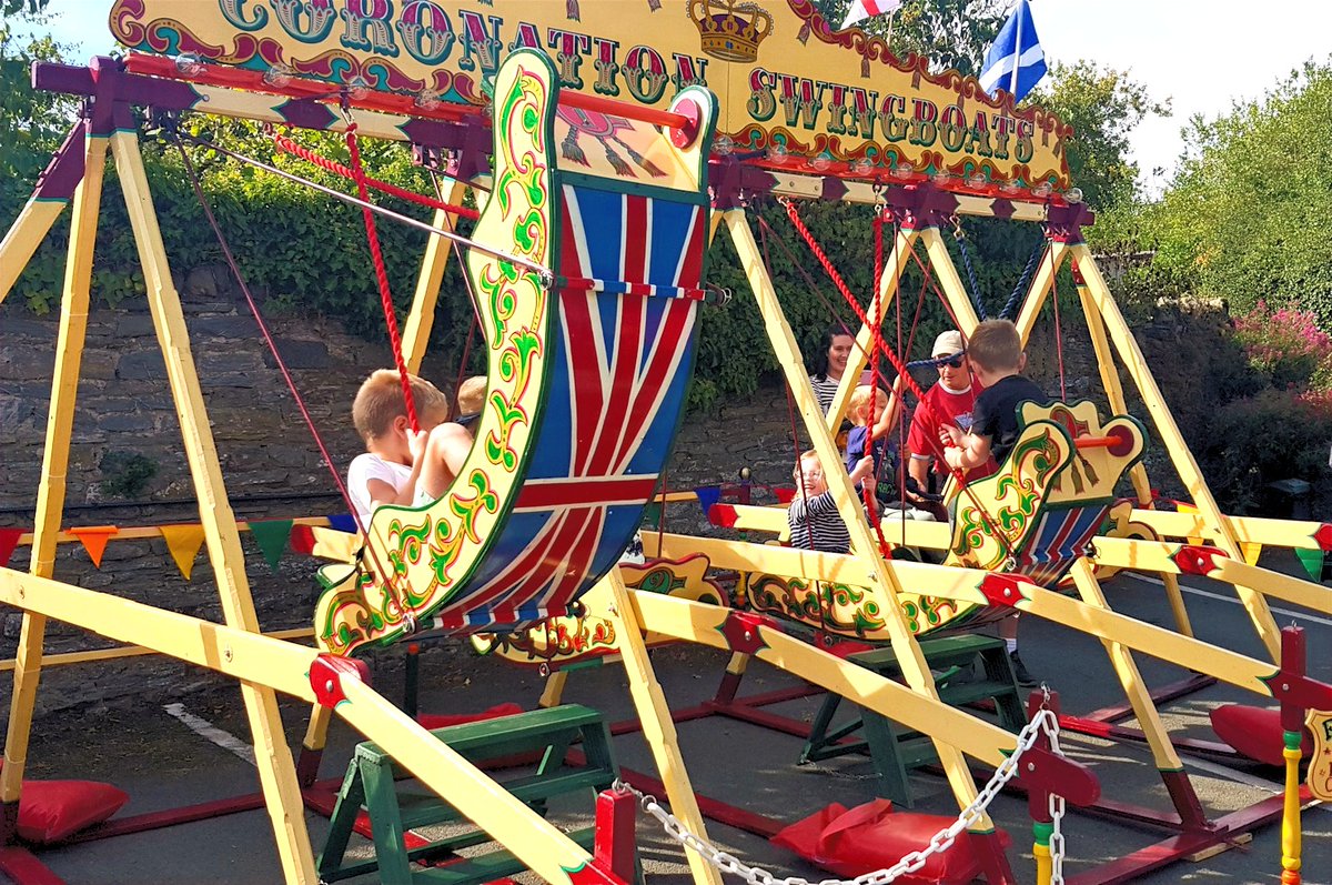 Watching #TheRepairShop with my hubby and told him he really needs to teach our 14 y/o son how to paint in the old fairground tradition he's been painting in since he was 11 years old. #heritagechat #heritagecrafts #therepairshoparoyalvisit #fairgroundart #passonskills #creative