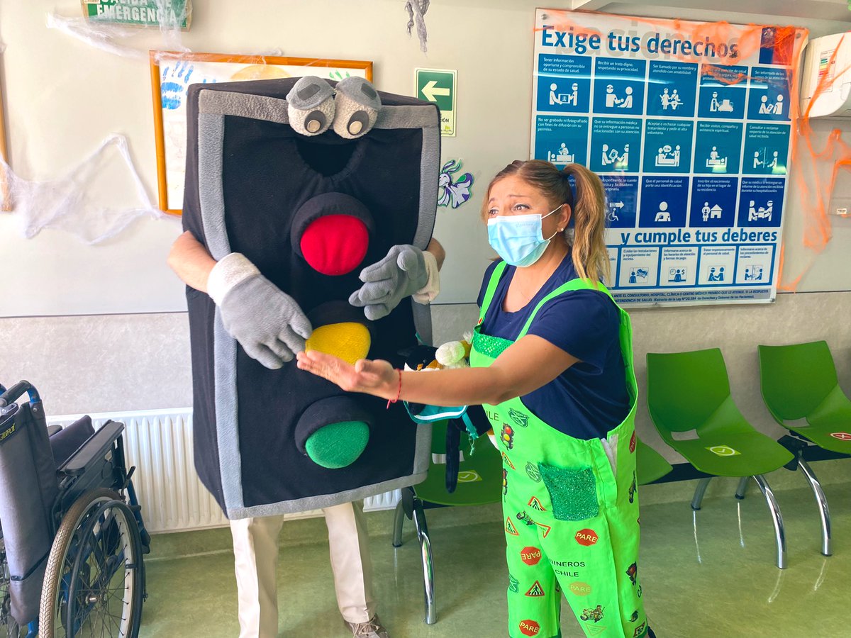 carabhospital's tweet photo. Funcionarios de la Escuela abierta de Tránsito de @Carabdechile visitan el Centro de Rehabilitación Integral de Carabineros, CRICAR en el cual interactuaron con padres e hijos realizando labores educativas y lúdicas #LaborEducativa #SaludIntegral https://t.co/XoZr5DgfCu