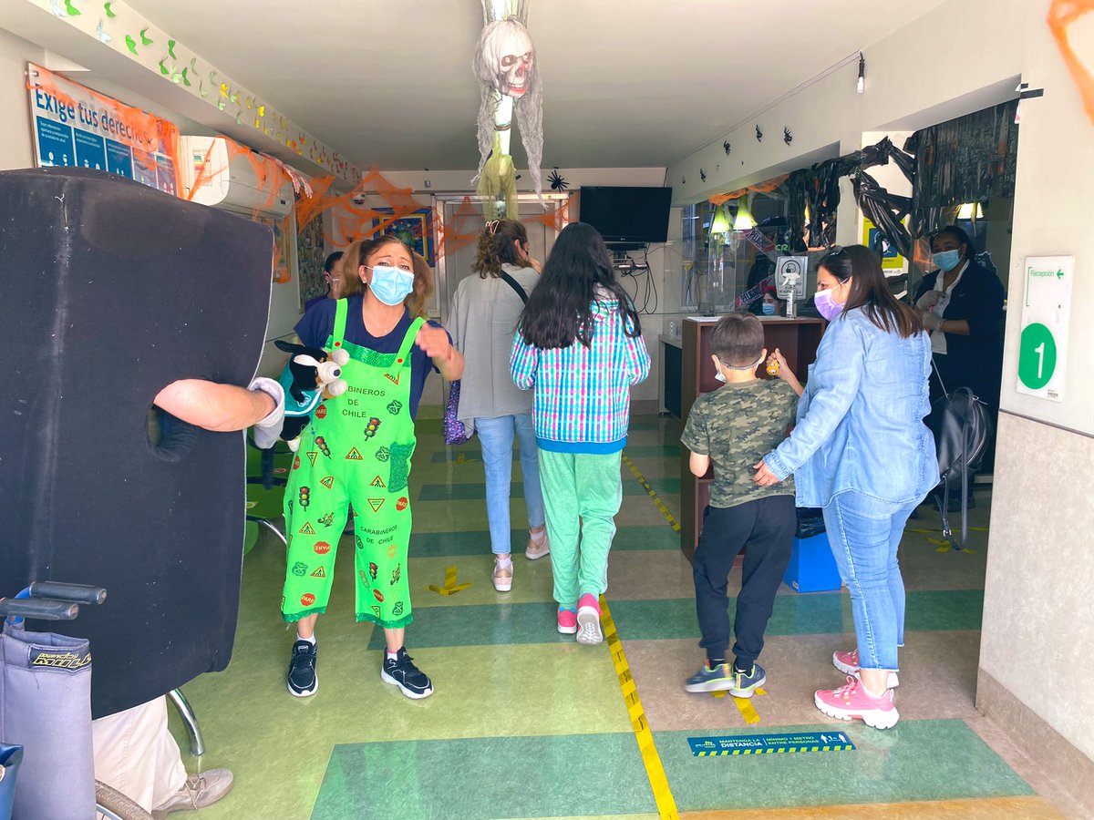 carabhospital's tweet photo. Funcionarios de la Escuela abierta de Tránsito de @Carabdechile visitan el Centro de Rehabilitación Integral de Carabineros, CRICAR en el cual interactuaron con padres e hijos realizando labores educativas y lúdicas #LaborEducativa #SaludIntegral https://t.co/XoZr5DgfCu