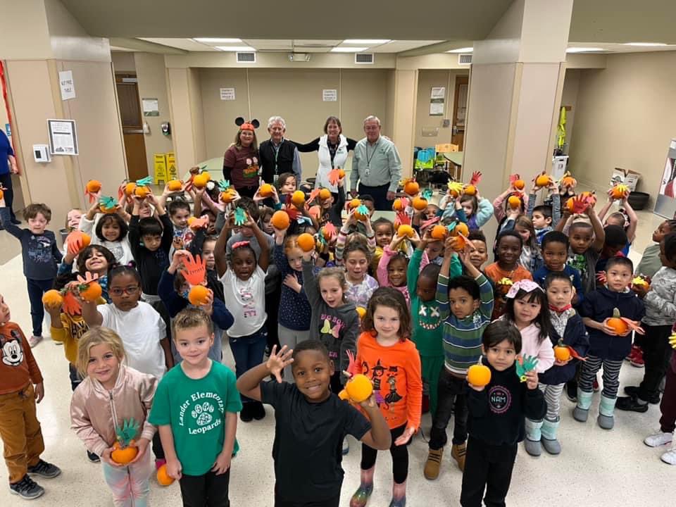 mrscicero11's tweet photo. Our 3rd annual Kindergarten Pumpkin Patch was a huge success! The smiles say it all! Thank you to our @MayfieldCity board members for joining us! Special thanks to @MsSchnikelfritz for getting our pumpkins! #landerlove #mychoicemayfield #krocks 🎃🧡 https://t.co/f0F0LDka32