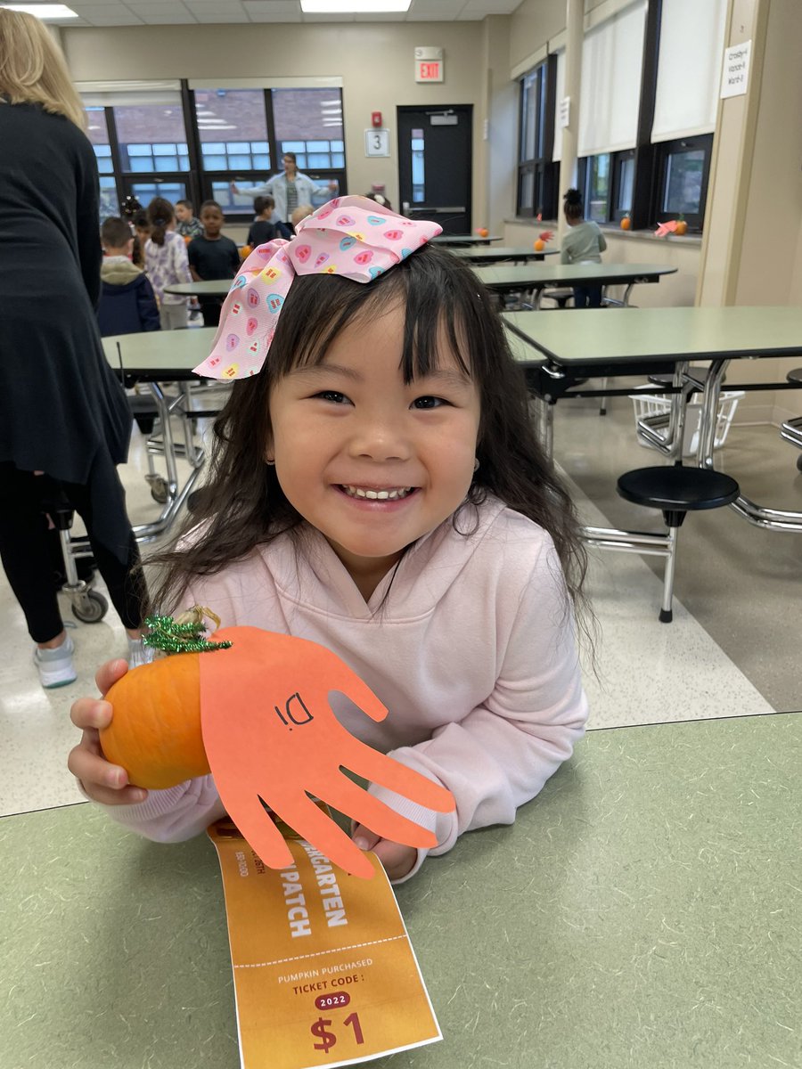 mrscicero11's tweet photo. Our 3rd annual Kindergarten Pumpkin Patch was a huge success! The smiles say it all! Thank you to our @MayfieldCity board members for joining us! Special thanks to @MsSchnikelfritz for getting our pumpkins! #landerlove #mychoicemayfield #krocks 🎃🧡 https://t.co/f0F0LDka32