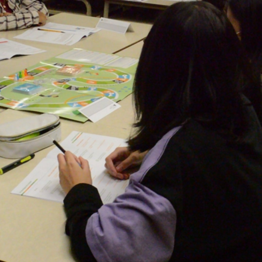 JAQuebecOSBL's tweet image. Nos bénévoles sont formés pour livrer des ateliers interactifs grâce à des ressources multimédias et des boîtes de jeu!
Rien de mieux que d'explorer nos forces ou apprendre à se fixer des objectifs... en s'amusant !
 #formation #atelier #ecole #entrepreneuriat #finance #education