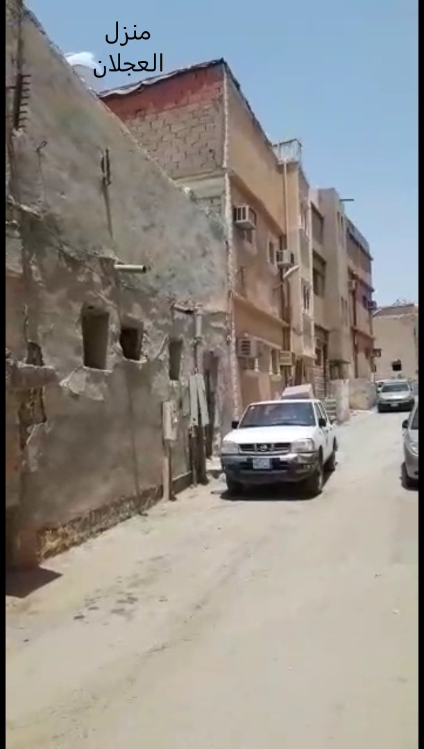 المهندس الميكانيكي الزراعي و المزارع عبد العزيز عبدالله العجلان ابو سعود من سكان ام سليم في شمال  مدرسه الجاحظ الابدائيه وهو من أهالي مركز القرينه في محافظة حريملاء . توفي ١٤٢٣ه رحمة الله.

كان من جيرانه والعصيل والمرضى  والدباس والسعدي القروني والوهيبي والعنزي والسلطان  السويلم