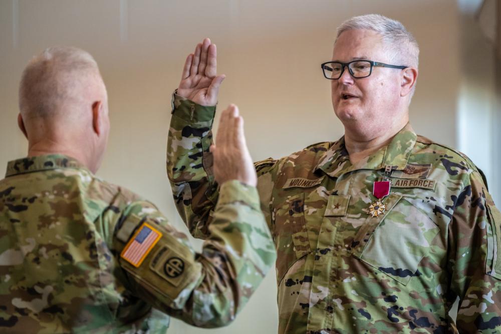 ReserveOrg's tweet image. David J. Mounkes was promoted to the rank of brigadier general and officially took charge of the Kentucky @AirNatlGuard during a ceremony at the 123rd Airlift Wing: bit.ly/3fJ1Iqe

@kentuckyguard 

#123rdAW #AirNationalGuard #KentuckyGuard