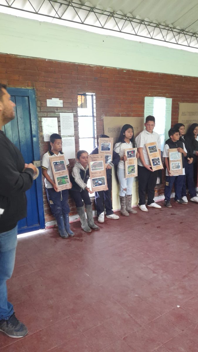 SecEducaCundi's tweet photo. La IED Bajo Palmar del municipio de #Viotá realiza la muestra de proyectos  productivos en el “Día del Campo”,🧑🏻‍🌾 una valiosa iniciativa para compartir experiencias, además mostrar la creatividad, capacidad y talento de los estudiantes.  👏🏻 #Cundinamarca #RegiónQueProgresa https://t.co/qktYjKiPHP
