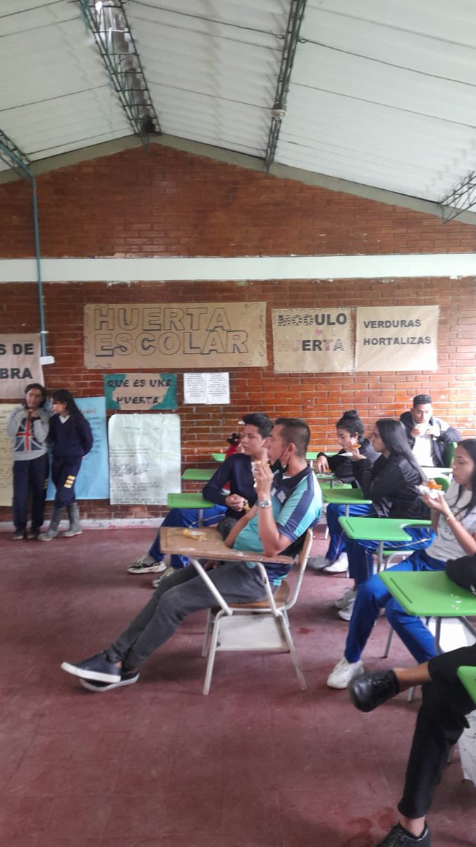 SecEducaCundi's tweet photo. La IED Bajo Palmar del municipio de #Viotá realiza la muestra de proyectos  productivos en el “Día del Campo”,🧑🏻‍🌾 una valiosa iniciativa para compartir experiencias, además mostrar la creatividad, capacidad y talento de los estudiantes.  👏🏻 #Cundinamarca #RegiónQueProgresa https://t.co/qktYjKiPHP