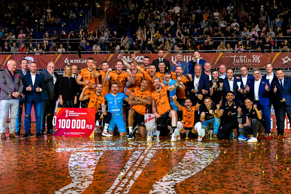 🏆<a href="/EemiTervaportti/">Eemi Tervaportti</a> Puolan Supercupin mestaruus🏆

Tervaportin <a href="/KlubJW/">JSW Jastrzębski Węgiel</a> löi keskiviikon huimassa finaalissa Lublinissa <a href="/TSammelvuo/">TuomasSammelvuo</a> valmentaman <a href="/ZAKSAofficial/">ZAKSA Kędzierzyn-Koźle ⭐️⭐️⭐️</a> Kedzierzyn-Kozlen 3-2 (24-26, 25-23, 18-25, 25-20, 15-13).