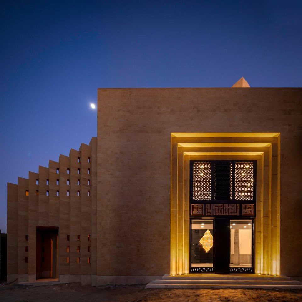 FahadAlqubaisi's tweet photo. بين الأصالة والتجدد
 "مسجد باصونه"
صممه دار عرفة للتصميم والعمارة
تحفة معمارية تجمع بين أصالة الماضي وحداثة الحاضر أذهلني الحفاظ على هوية الموقع وانسجام المشروع مع محيطة. https://t.co/i7mKmBVinU