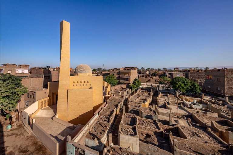 FahadAlqubaisi's tweet photo. بين الأصالة والتجدد
 "مسجد باصونه"
صممه دار عرفة للتصميم والعمارة
تحفة معمارية تجمع بين أصالة الماضي وحداثة الحاضر أذهلني الحفاظ على هوية الموقع وانسجام المشروع مع محيطة. https://t.co/i7mKmBVinU