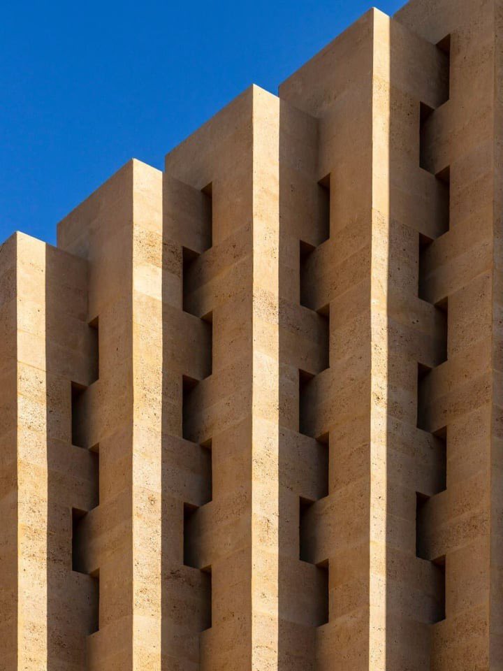 FahadAlqubaisi's tweet photo. بين الأصالة والتجدد
 "مسجد باصونه"
صممه دار عرفة للتصميم والعمارة
تحفة معمارية تجمع بين أصالة الماضي وحداثة الحاضر أذهلني الحفاظ على هوية الموقع وانسجام المشروع مع محيطة. https://t.co/i7mKmBVinU