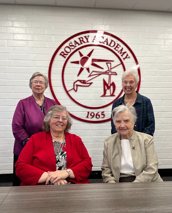 Rosary Academy
<a href="/RosaryRoyals/">Rosary Academy</a>
Estas hermanas ayudaron a construir una base sólida que se convirtió en  Rosary Academy. ¡Gracias por todo lo que han hecho!
Atrás (de izqq. a der. ): Hna. Kit Gray, Hna. JoAnn Tabor
Frente (de izq. a der. ): Hna. JoAnn Eannareno, Hna. Marie Jeanne