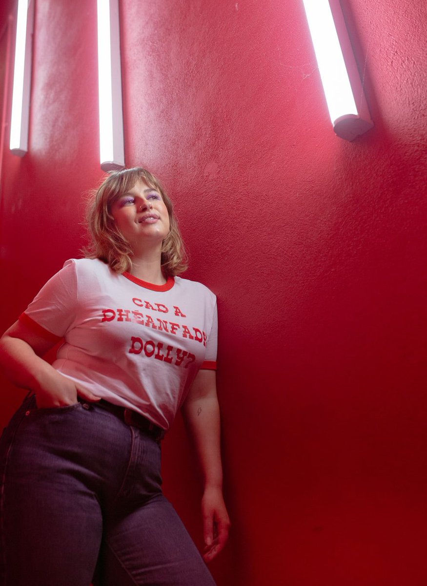 💎 In Dolly we trust 💎

Drop nua ❣️ Cad a dhéanfadh Dolly?/ What would Dolly do? Tees onsite anois 💌

👑 @amybamyob 
📸 @mollykeanephoto 
Make up &amp; styling Carly Burns

Beanantees.com