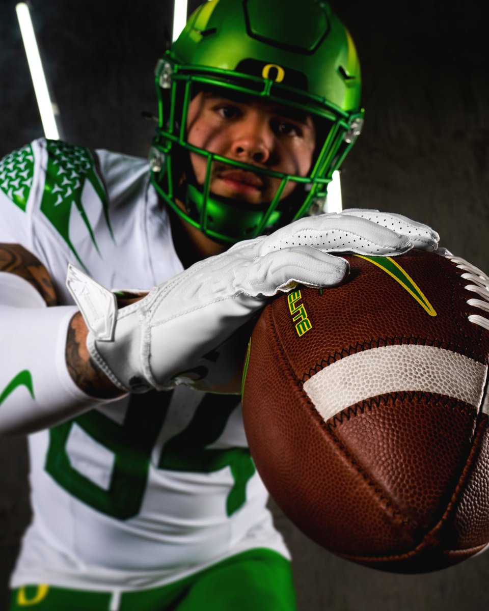 GoDucks's tweet image. Familiar fresh.

Game 8 uniform combo for @OregonFootball. #GoDucks