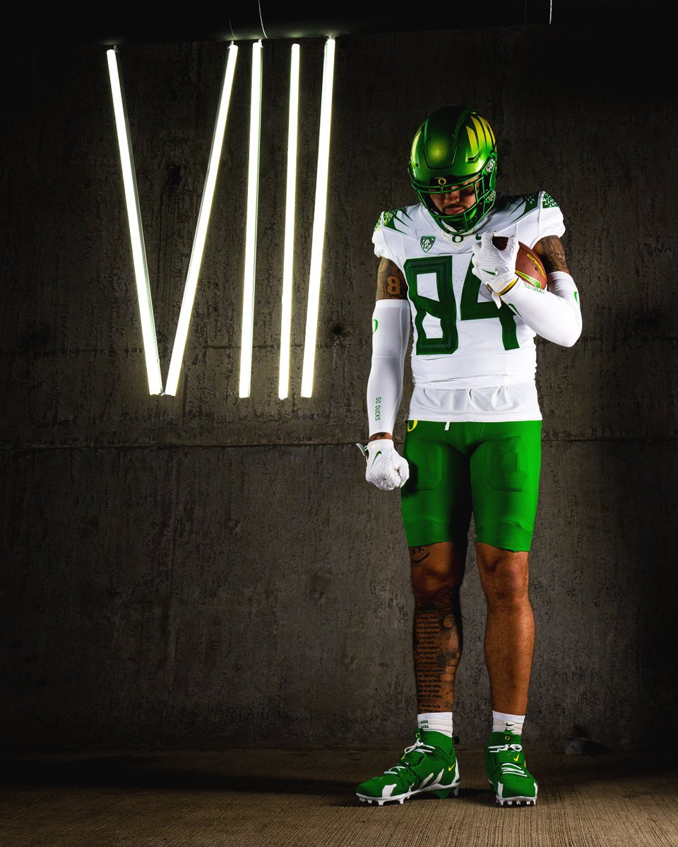 GoDucks's tweet image. Familiar fresh.

Game 8 uniform combo for @OregonFootball. #GoDucks
