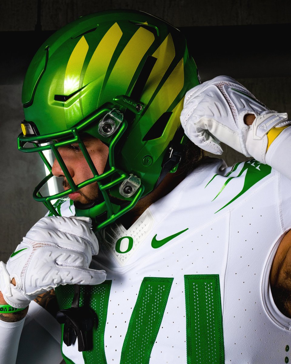 GoDucks's tweet image. Familiar fresh.

Game 8 uniform combo for @OregonFootball. #GoDucks