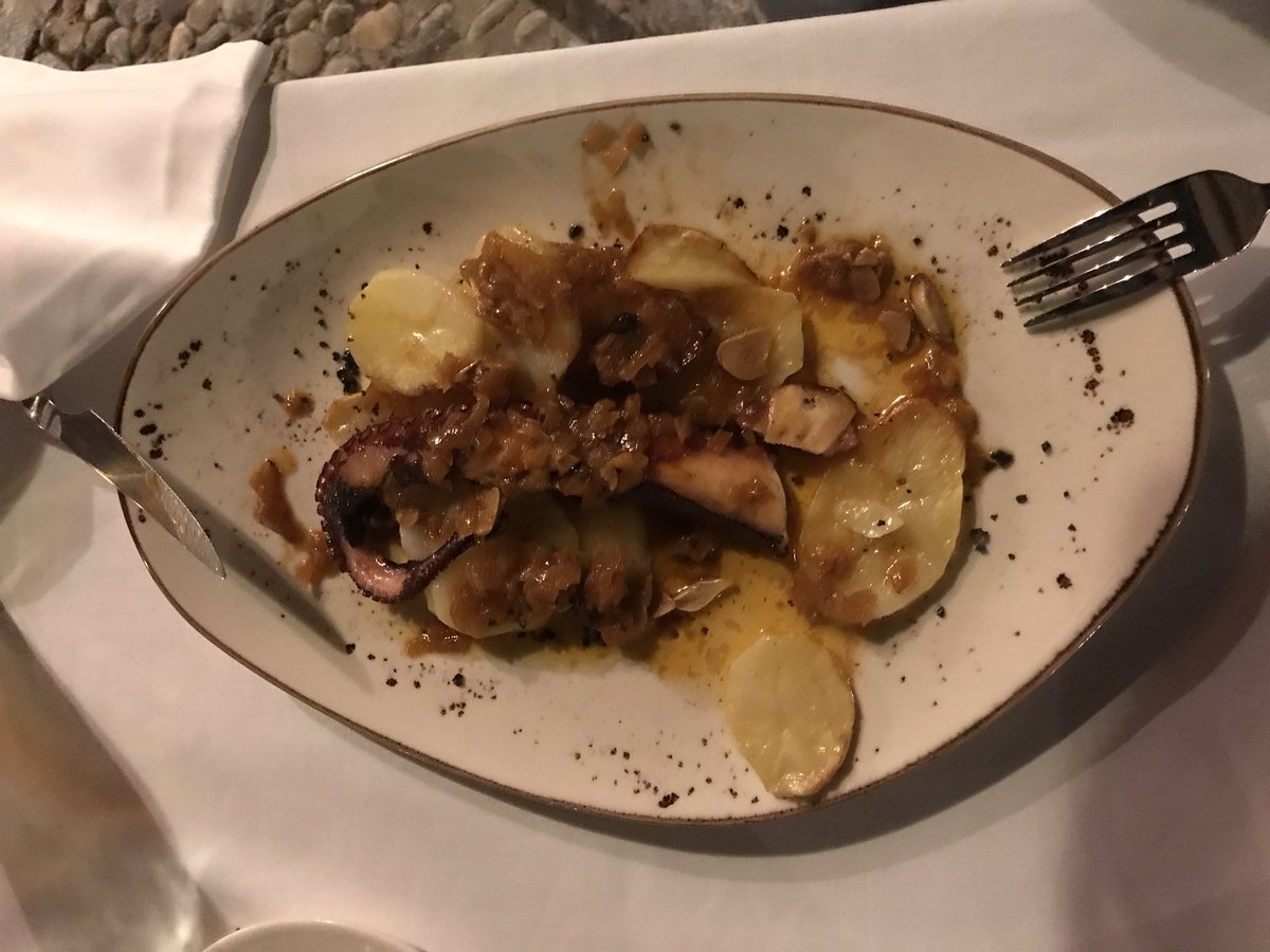 La Cuadrilla Vegana vuelve a <a href="/ElPuerto/">Ayuntamiento de El Puerto de Santa María</a>, en este caso, al Hotel Alegría Bodega Real. Sin palabras ante esta pata (rejo) de pulpo con tos’ sus avíos.