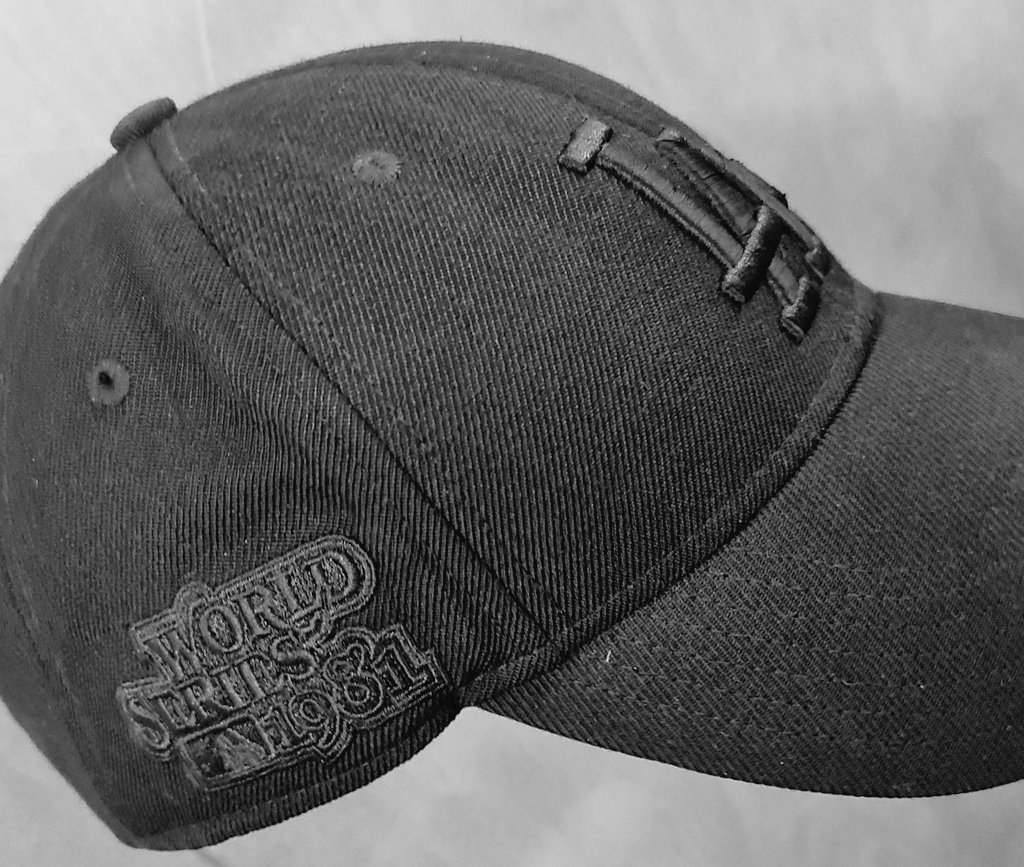 LuisAyla's tweet photo. Yo me vuelvo loco si perdiera esta gorra, valorada en $$$.

La Serie Mundial de 1981, los Yankees contra Los Dodgers, siendo este su tercer encuentro en S.M. en 5 años y su histórico undécimo encuentro en la historia. Los Dodgers ganaron para lograr su primer título desde 1965. https://t.co/SYhH7zu97f