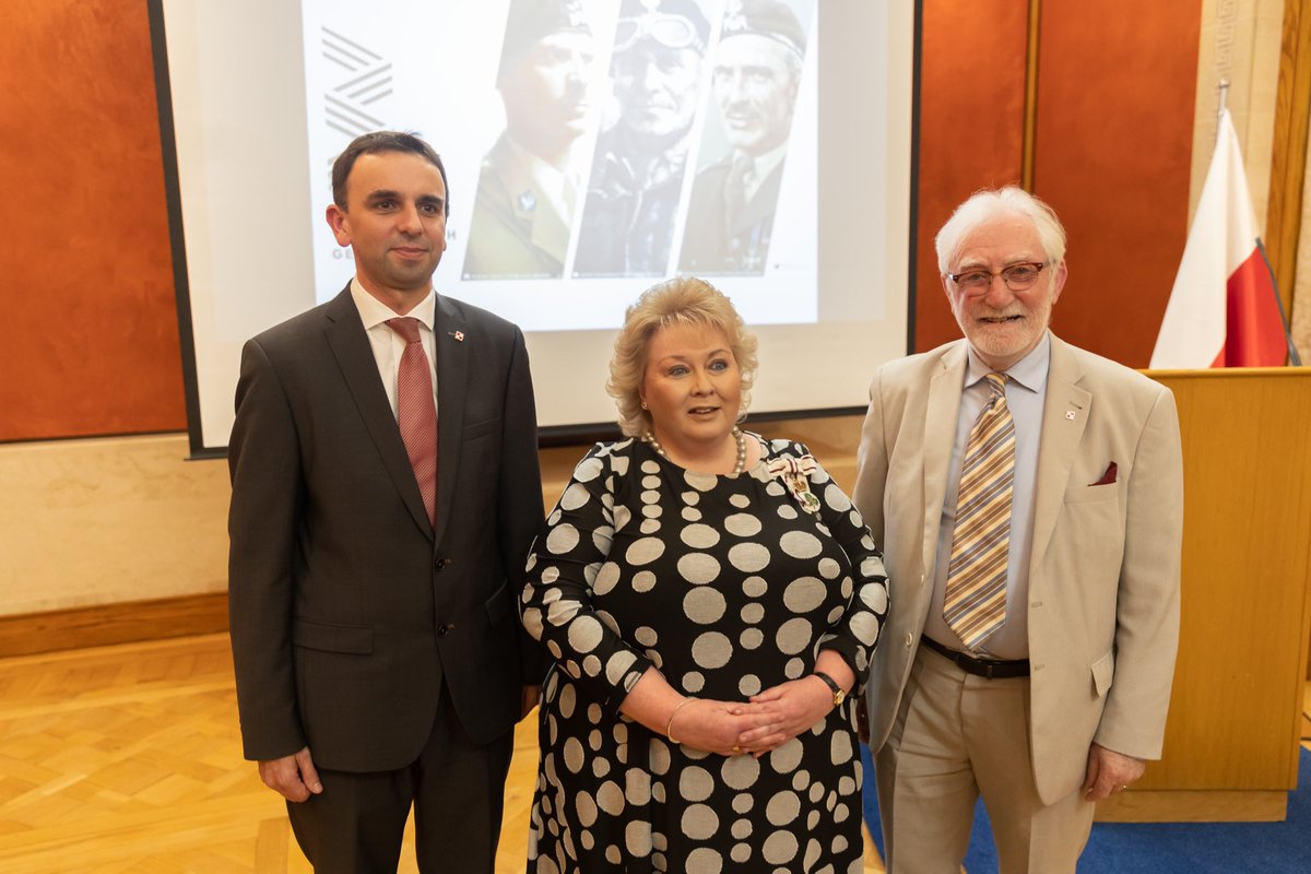 WWIIPolesNI's tweet photo. “The Year of the Three Polish Generals” exhibition launched at Stormont on 24th October. During the event @MaciekBator Tony Osborne, Ken Belshaw &amp; Ray Burrows received Silver Polish Army medals from the Polish Deputy Military Attaché Col. Tomasz Ferfecki. https://t.co/1PJw6eQjyw