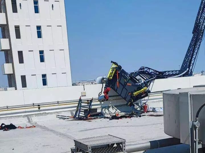 MLoussouarn's tweet photo. Images impressionnantes au Qatar 🇶🇦où 3 #pompiers dans la plate-forme ont perdu la vie dans un accident impliquant une échelle aérienne.
Pour des raisons inconnues, l'échelle s'est cassée et s'est effondrée sur un bâtiment voisin. https://t.co/Qb7JSl07Gk