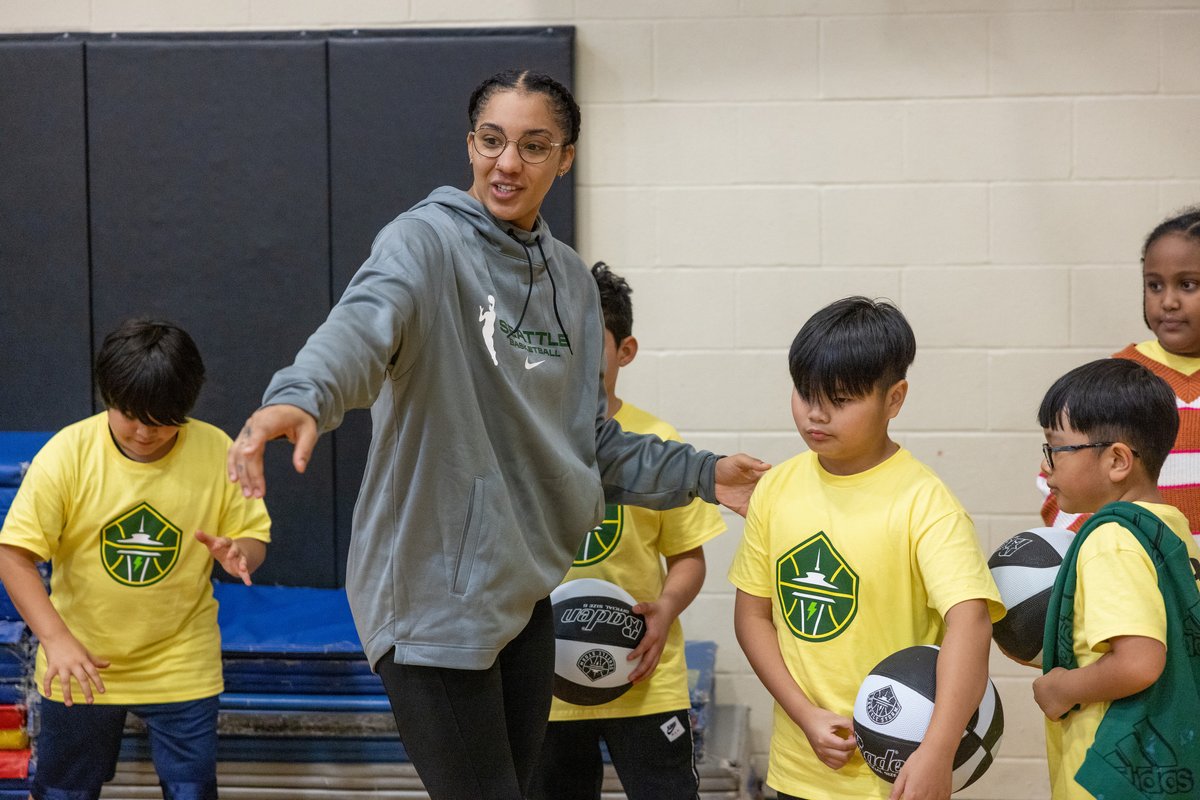 We had a great time at Cedarhurst Elementary teaching fourth graders basketball skills with @gabbywilliams15 at our LETS Play by @Symetra clinic! 🏀💪 #TakeCover