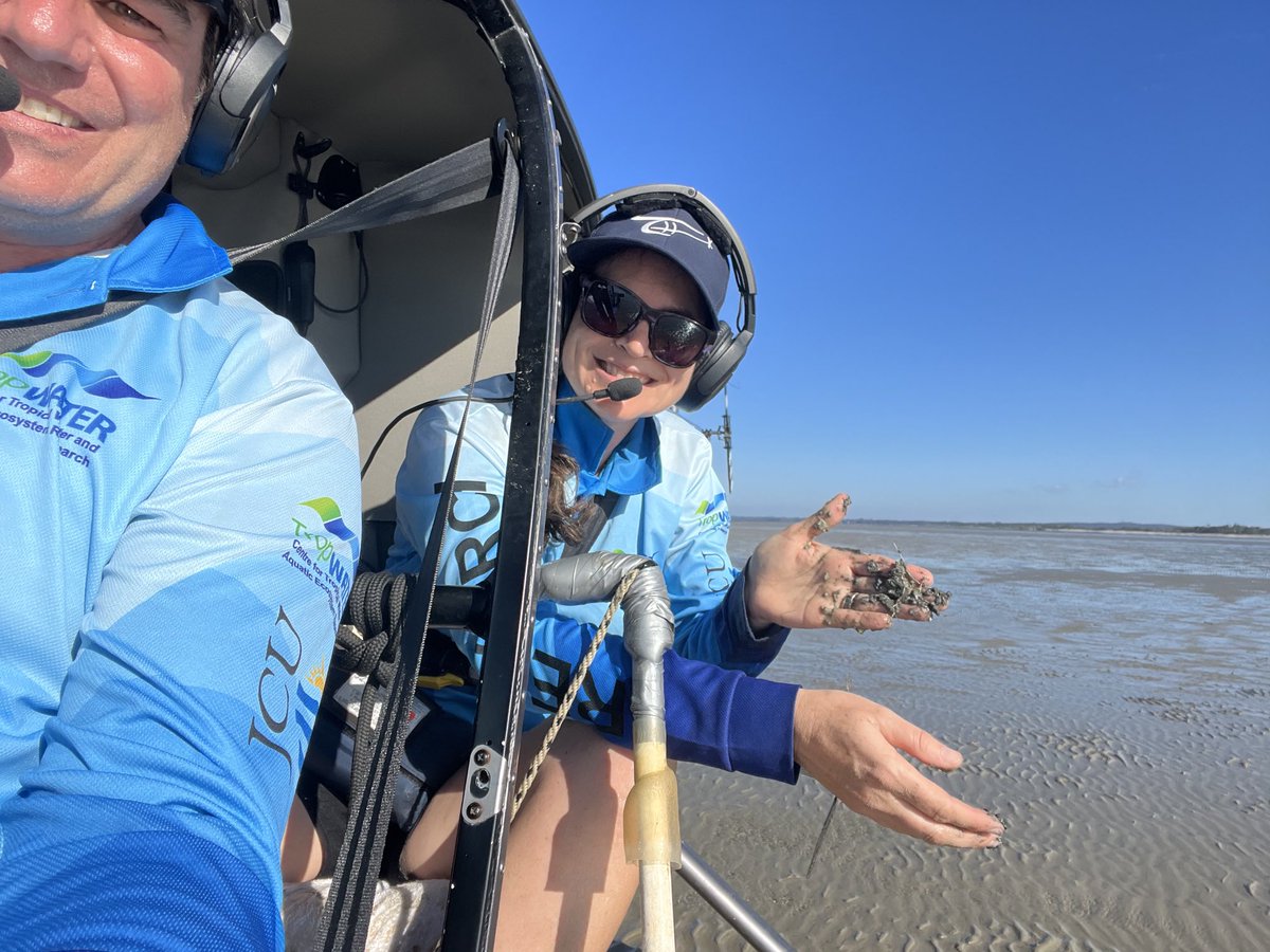 The team happy to see some signs of post flood #seagrass returning in #Hervey Bay ⁦<a href="/TropWATER/">TropWATER</a>⁩ ⁦<a href="/jcu/">James Cook Uni</a>⁩