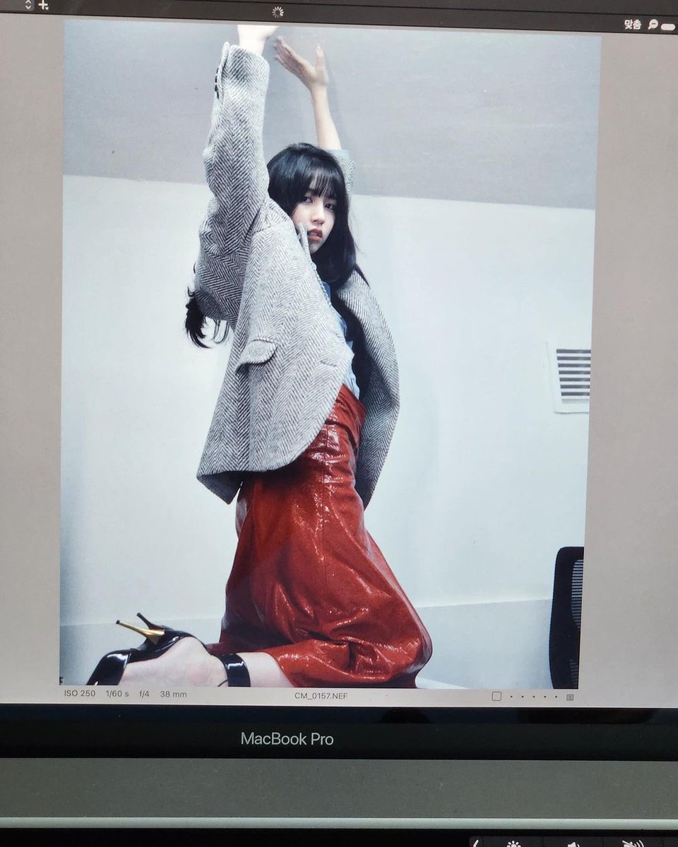 minaring's tweet photo. SHE IS A MODEL UR HONOR https://t.co/NSUs5clpIB
