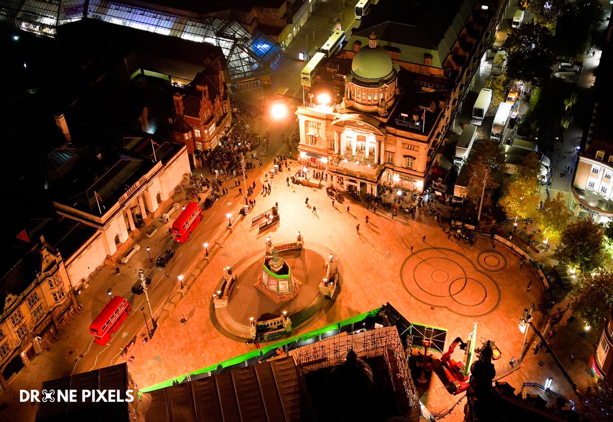 dronepixelsuk's tweet image. Hull’s Queen Victoria Square transformed for Netflix series #TheCrown tonight.