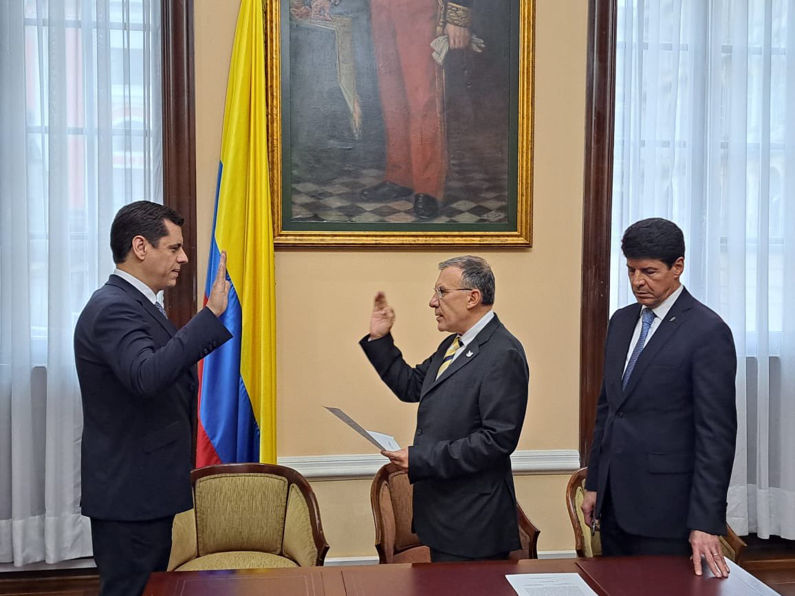 JulioEliasVidal's tweet photo. A partir de hoy me pongo a disposición de los colombianos desde el Senado de la República para seguir trabajando y construyendo país. Soy consciente de la gran responsabilidad que asumo. Tengan la certeza que pondré todo mi empeño, honor y compromiso en este nuevo camino. https://t.co/LUCrZ2ADe5