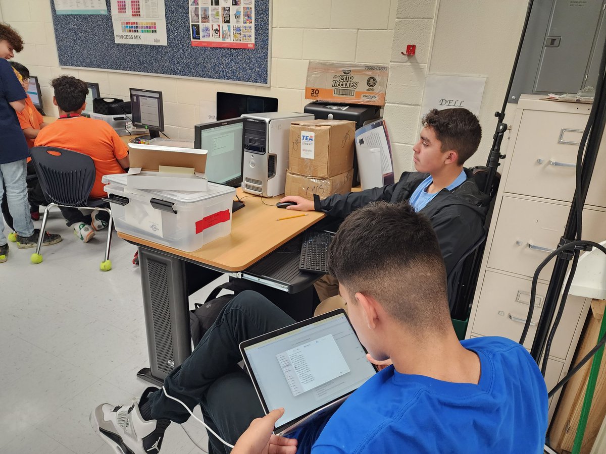 Roskosky90's tweet image. CMSSA students back at their @PaxPatLearning modules after a short break from them due to intercession and HS Registrations.  @Barbpete2 @CanutilloCTE @EagleJudge91 @PedroGalaviz9 @CanutilloMs #CollegeCareerReadiness #CampusOfChaMpionS #LearningAtItsBest