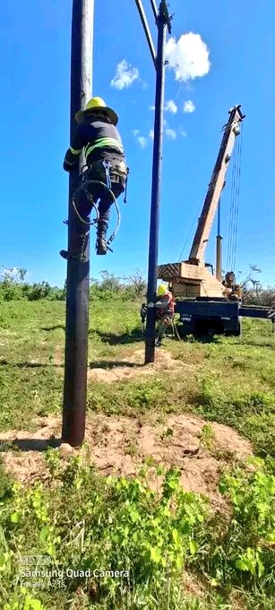 RamnMonte1's tweet photo. El Contingente de trabajadores eléctricos de #SsntiagodeCuba continúa laborando en el restablecimiento de las redes eléctricas en #PinardelRío. 
#EléctricosPorCuba. #MejorSinBloqueo

#CubaViveYTrabaja https://t.co/Hx8NbVV4Sm
