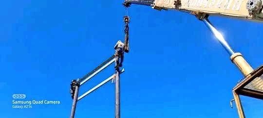 RamnMonte1's tweet photo. El Contingente de trabajadores eléctricos de #SsntiagodeCuba continúa laborando en el restablecimiento de las redes eléctricas en #PinardelRío. 
#EléctricosPorCuba. #MejorSinBloqueo

#CubaViveYTrabaja https://t.co/Hx8NbVV4Sm