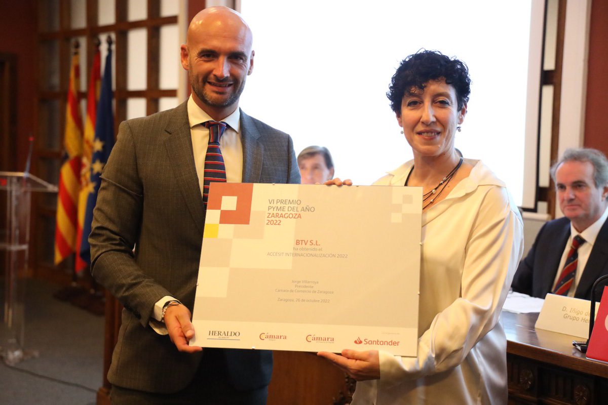 rmarcosr1's tweet photo. 🌎 En la VI edición de #PremiosPyme2022 organizado por @camarazaragoza @bancosantander y @heraldoes, he tenido el privilegio de entregar El accesit a la Internacionalización que ha recaído en @btvbuzones1962 (Eva Villaverde)
🥇 Enhorabuena @futbolemotion por el PremioPyme 2022 https://t.co/mpTq4s5RlO