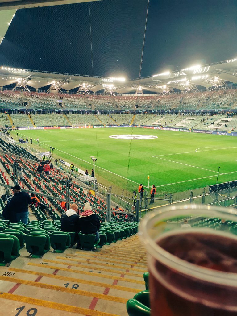 rafau_p's tweet photo. Świetny to był miesiąc 🙂
Wyjazd na mecz z Szachtarem do Warszawy, zlot we Wrocławiu + wygrany klasyk, złota piłka dla Karima, mega pozytywny mimo porażki wyjazd do Lipska.
Ósmy mecz na żywo i na pewno nie ostatni. 
Wielkie dzięki i do zobaczenia 👊
@Aguilablanca_Pl @realmadrid https://t.co/iGzc1DMwkt