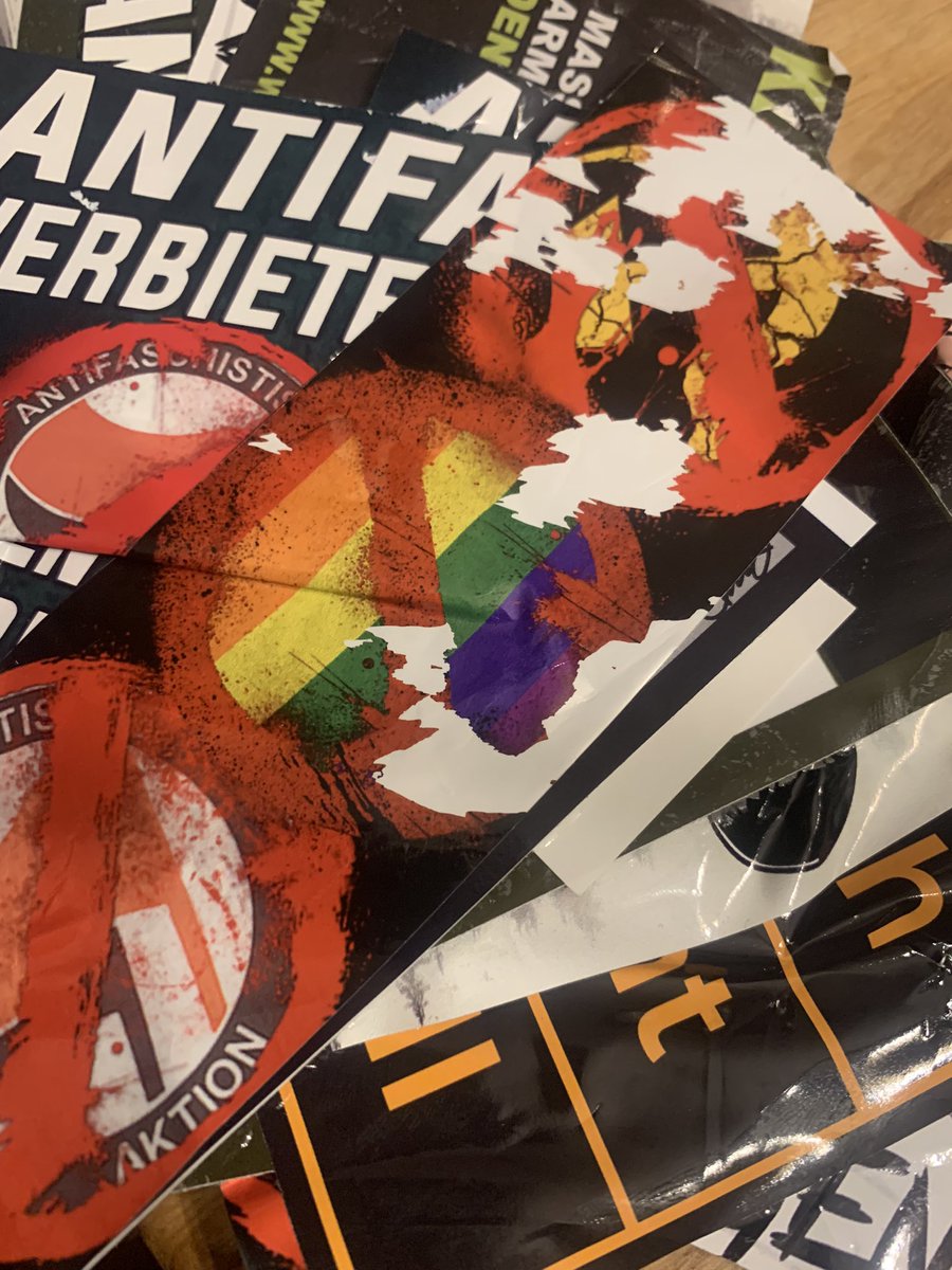 KatharinaKoenig's tweet photo. Die kleinen Momente. Ein Treffen mit der @antifagera und als Willkommensgeschenk gab es Dutzende #Nazi-Aufkleber, die junge Antifaschist*innen allein heute dort entfernt haben. ✊🏼❤️✊🏼 
Es halten Leute durch. Auch in schwierigeren Gegenden, wie #Gera. Dafür soviel Danke! https://t.co/fGkeGQ7PGi