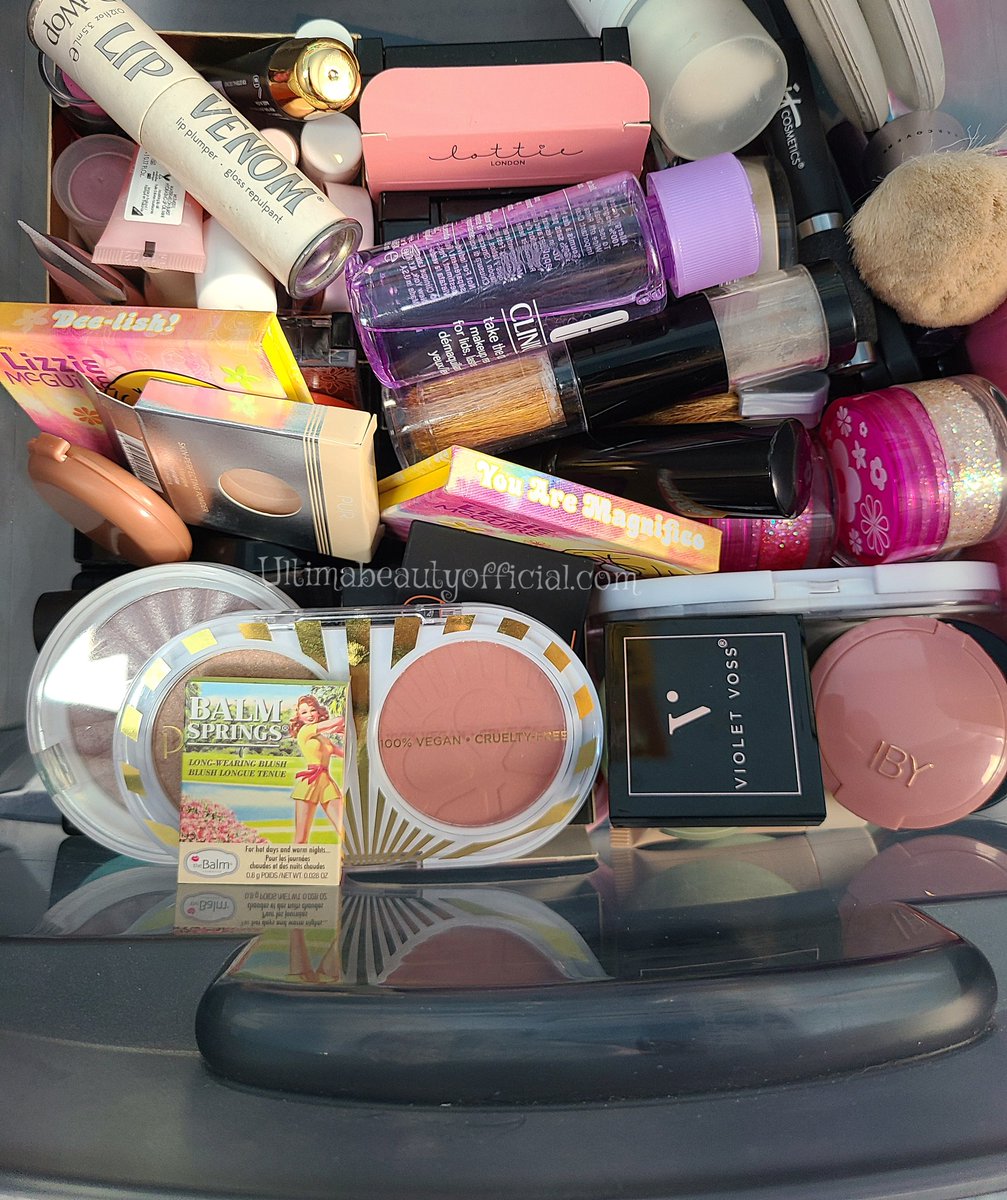 theultimabeauty's tweet photo. Cleaning out the #blush #highlighter #lipgloss &amp; #contour powder drawer 😁 @ColourPopCo @tartecosmetics @ciatelondon @purcosmetics @pacificabeauty @thebalm @OFRACosmetics @myLottieLondon @Clinique @shopvioletvoss #ultimabeauty #makeupmess #bbloggers https://t.co/65xdQer5kP