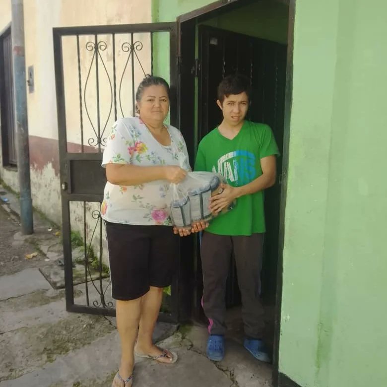 #JÁUREGUI| 270 familias del CLAP divino niño recibieron este 25 de octubre la bolsa CLAP. Seguimos trabajando para que a cada uno de sus hogares lleguen los alimentos.
<a href="/NicolasMaduro/">Nicolás Maduro</a> 
<a href="/BermudezJoseA/">Bermúdez José</a> 
@tachira_gmas