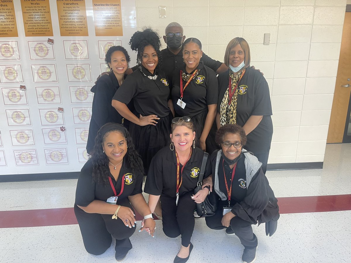 thatsmeMrsRabb's tweet photo. #TodayWasAGoodDay Well it’s always a good day! @StonewallTell has #Stellar Staff that showed up and showed out for Literacy! We had to show our support for amazing teachers! @NPorter17 @aplatimore #hallwaycandidshots https://t.co/P7oZur1hYs