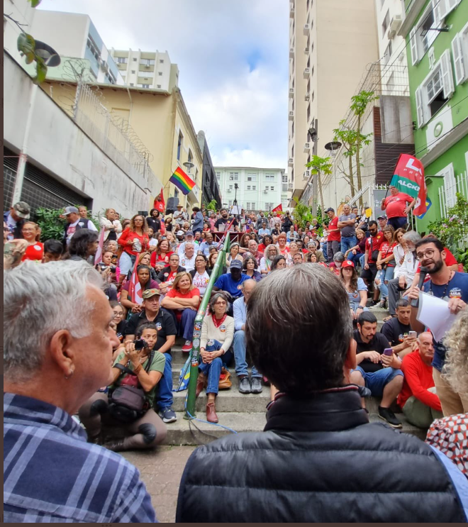 Fabiana0252's tweet photo. 🚩Participei do ato cultural na escadaria do Teatro da Ubro, com ex ministro da #cultura @jucaferreira #deciolima13 ontem, dia 25 de outubro. Eu ali sentada de frente para o ex ministro, recebendo uma aula de #conhecimento e a importância de @Lula para o #Brasil https://t.co/0iNedStdnr