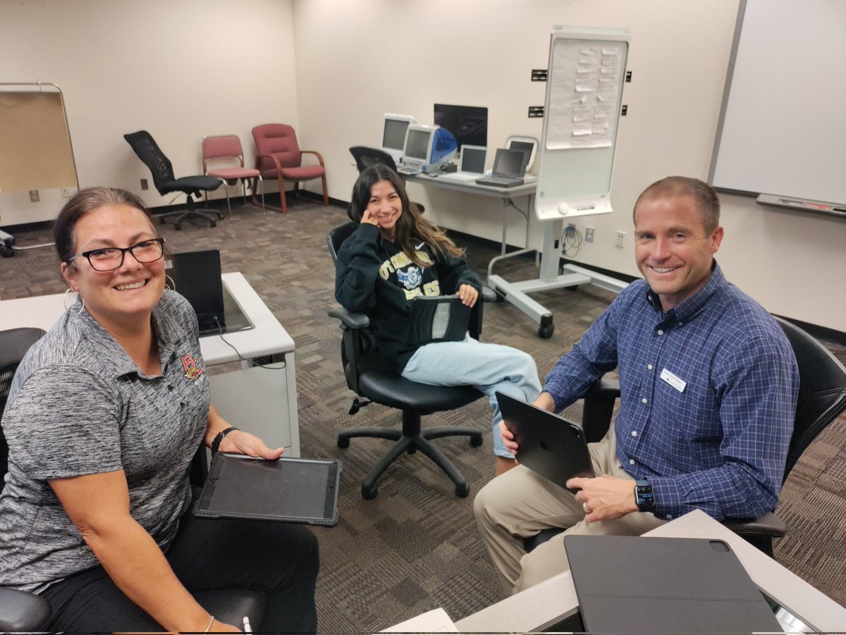 michelle_coots's tweet photo. Creative options are plentiful for engaging students in learning. HS teachers are exploring Clips, Keynote, and Garage Band to wrap the #ElementsOfLearning into lessons. @DVUSD @AppleEdu #DVUSDTech #Teamwork #Communication #Creation #Personalization #CriticalThinking #RealWorld https://t.co/b8asdXzdII