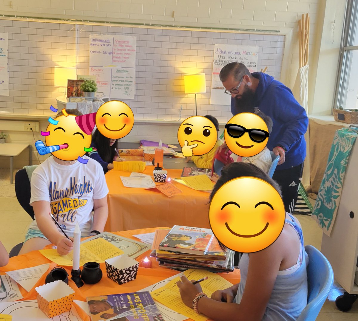 Los libros saben tan bien en el Salon de Sra. Berry <a href="/WoodridgeElem/">Woodridge</a>