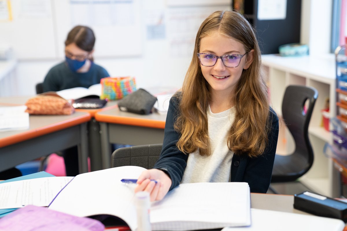 lyceechicago's tweet image. Cahiers et stylos sur le bureau... Leçon bientôt &quot;dans le cerveau&quot; ! #JoyOfLearning #ItsAnElementaryThing #LycéeJourney