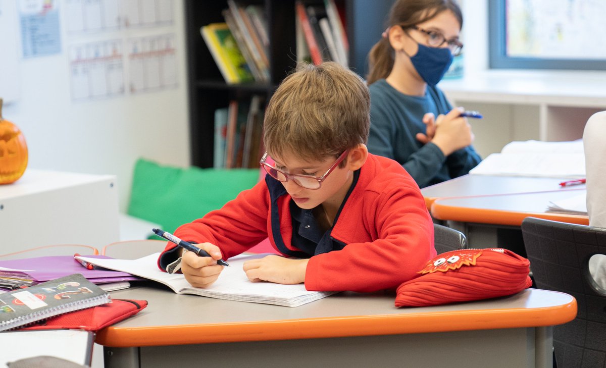 lyceechicago's tweet image. Cahiers et stylos sur le bureau... Leçon bientôt &quot;dans le cerveau&quot; ! #JoyOfLearning #ItsAnElementaryThing #LycéeJourney