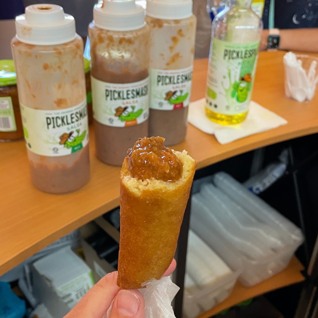 PickleSmash_US's tweet photo. 🎵IT'S CORN(dog)!

I can't imagine a more beautiful thing!🎶 

#tiktoktrends #picklesmash #pickle #pickles #picklesalsa #notomatoes #food #foodies #foodlovers #summertime #cookout #picnics #goodtimes https://t.co/wMA7KjA6op