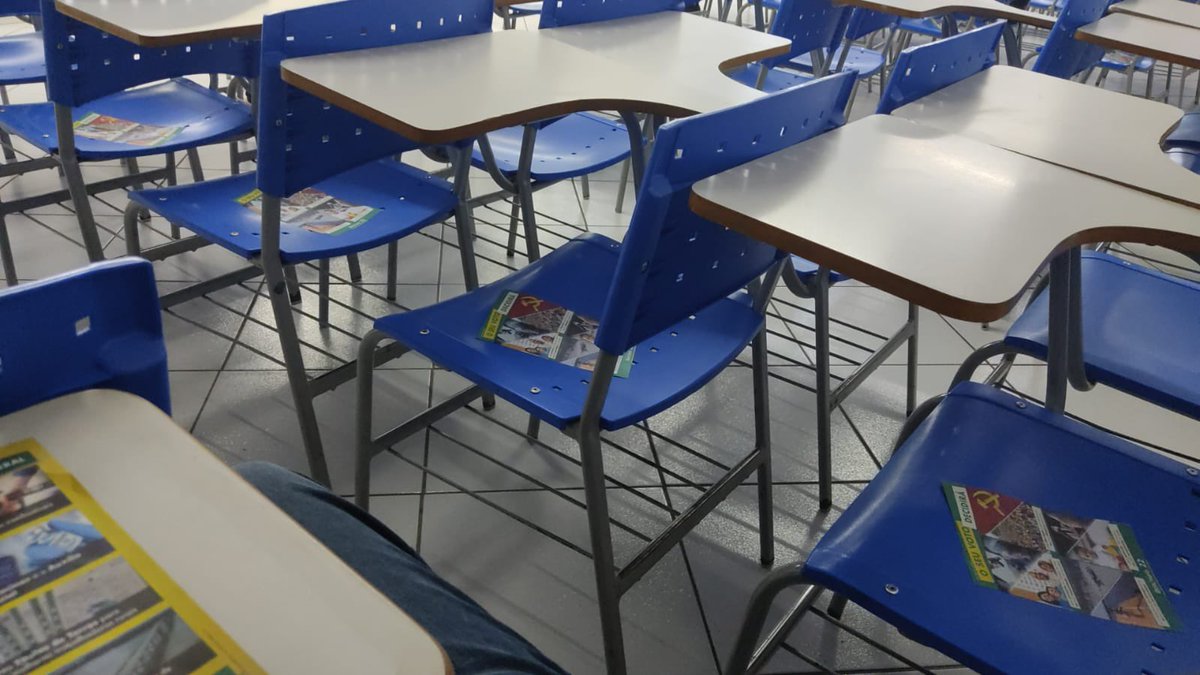 LINGUINI4A's tweet photo. @RedeChromos o que é isso que vocês deixaram na mesa dos alunos do cursinho preparatório?

Chega a ser inacreditável de tão absurdo! https://t.co/NsyCUyVNPa