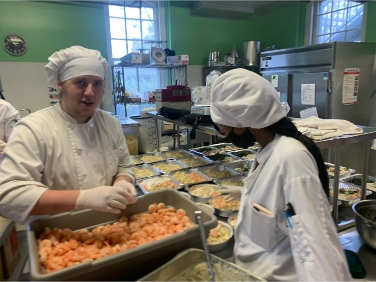 CCTC_CCPS's tweet photo. Calling all food lovers!  Check out the delicious cupcakes and Wednesday Night Dinners our Food and Beverage Management students cooked and baked up.
#CCTCGrows
#CTE https://t.co/AHdbd7cHLJ